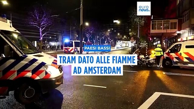 Amsterdam, ancora disordini: un autobus dato alle fiamme
