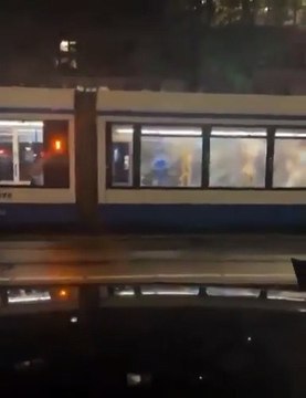 Nouvelle nuit de violences à Amsterdam : Des manifestants pro-palestiniens ont investi la ville une nouvelle fois avec des violences, un tram incendié et des policiers pris pour cibles
