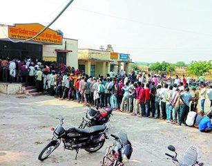 Video : खाद के लिए किसानों की लगी कतारे, होते रहे परेशान