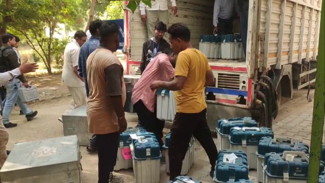 कल होगा मतदान, ईवीएम मशीनों को गाडी में रखकर पोलिंग बूथ के लिए किया रवाना