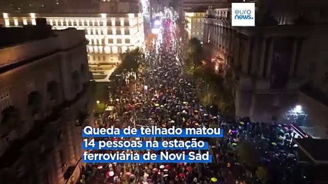 Milhares de sérvios exigem demissão do primeiro-ministro após queda de telhado que matou 14 pessoas em estação ferroviária