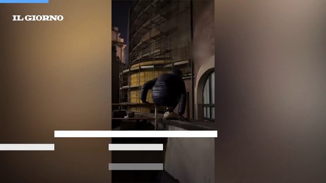 Milano, scalata fuorilegge sulla cupola della chiesa di San Carlo alta 37 metri