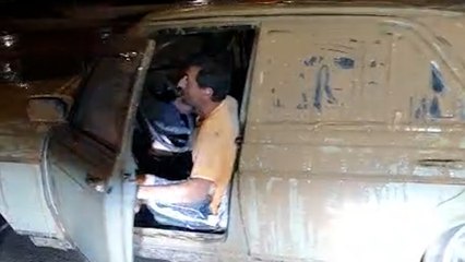 Un Mercedes antiguo arranca a la primera tras haber estado días sumergido en un parking por la DANA