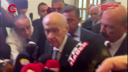 Bahçeli herkesin içinde gazeteciyi azarladı