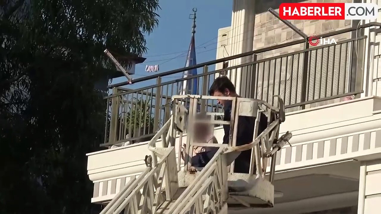 Antalya'da Kapı Kilidi Arızalandı, İki Çocuk İtfaiye Tarafından Kurtarıldı