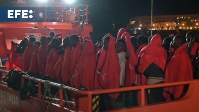 Salvamento Marítimo rescata a 71 inmigrantes en aguas del Hierro y los traslada al puerto de La Restinga