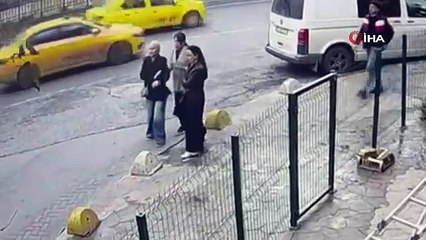 O anlar kamerada! Beyoğlu’nda güpegündüz kapkaç yaptı