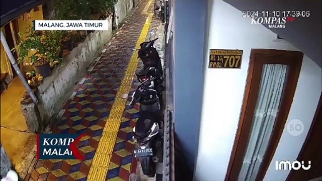 Terekam CCTV! Maling Beraksi Curi Sepeda Motor di Permukiman Padat Penduduk