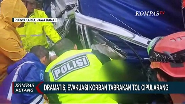 Dramatis! Proses Evakuasi Korban Kecelakaan Beruntun Tol Cipularang di Tengah Hujan