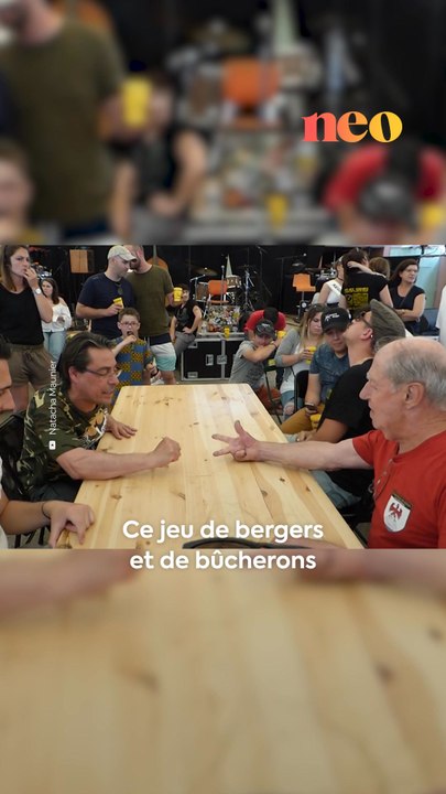 Connaissez-vous le jeu de la mourre ? C’est l’un des plus vieux jeux du monde qui se pratique encore dans le Sud-est et en Corse. On vous explique les règles de ce chifoumi aux chiffres.  🎲🙌