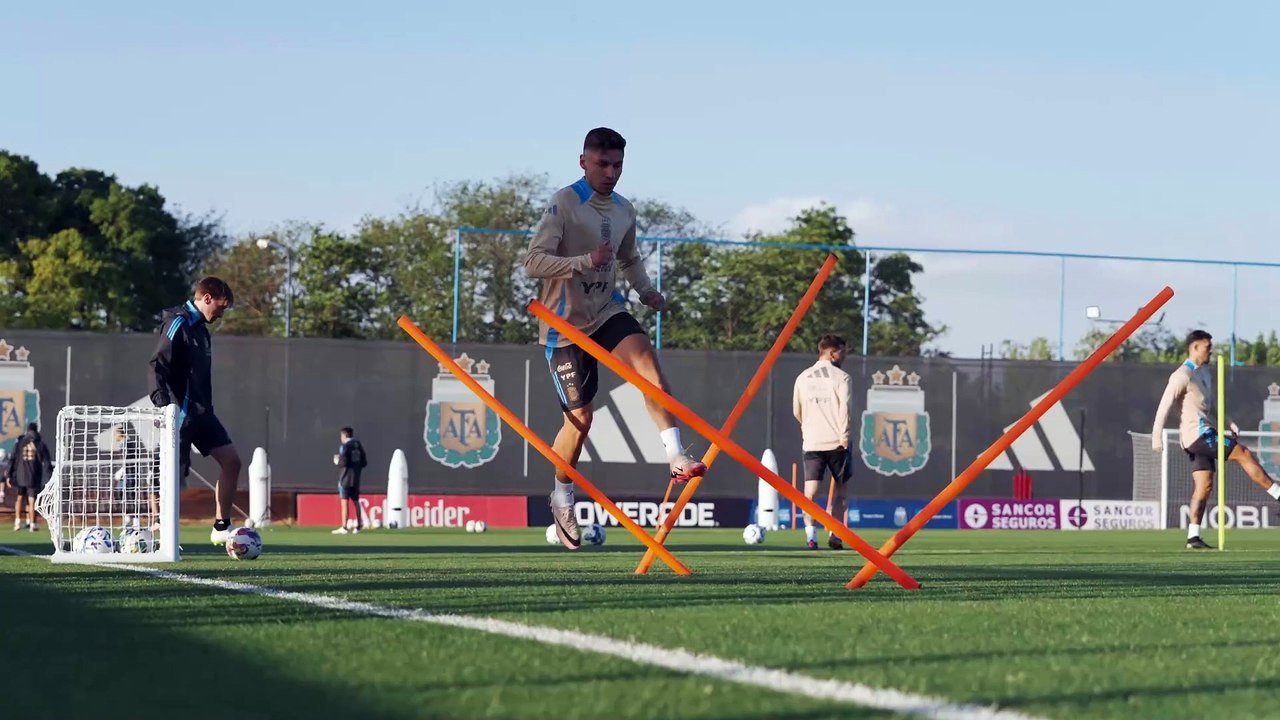 La selección argentina de fútbol entrenó en Ezeiza de cara a la doble fecha por Eliminatorias 2025 ante Paraguay y Perú
