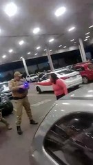 Vídeo mostra advogada sendo agredida por policiais em mercado