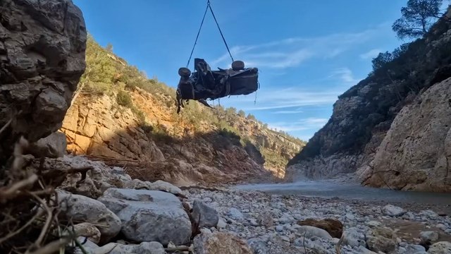 El Ejército de Tierra trata de despejar el río Mijares de coches arrastrados por la DANA