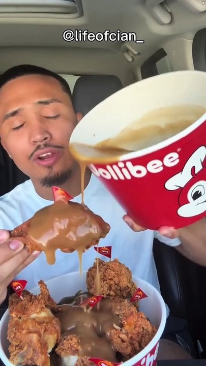 Follow for more ASMR videos🌮🍟 Credits: @blakesmunchies #mukbang #asmr #fastfood #asmreating #food