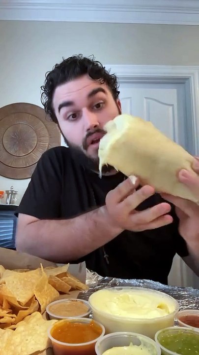 Follow for more ASMR videos🌮🍟 Credits: @t1meeat #mukbang #asmr #fastfood #asmreating #food