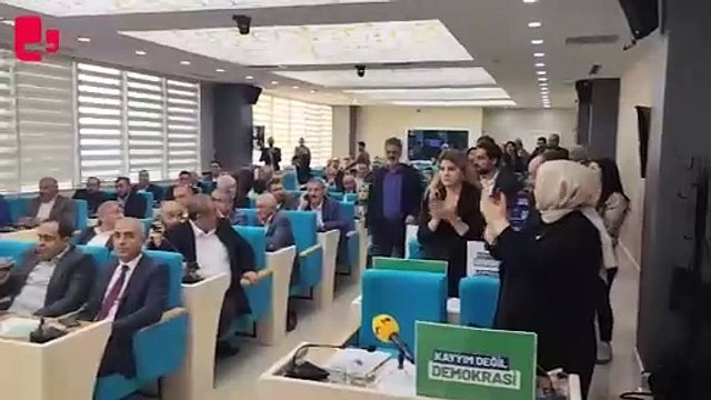 Urfa Belediye Meclisi'nde kayyım protestosu: Yerine kayyım atanan Karayılan alkışlarla karşılandı