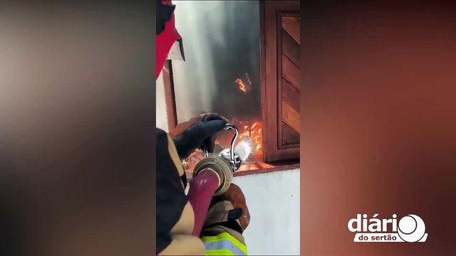 Corpo de Bombeiros de Cajazeiras é acionado para conter incêndio em residência de São José de Piranhas