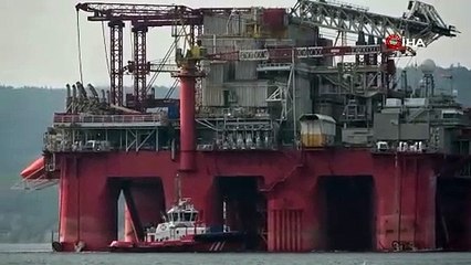 120 metrelik dev petrol platformu boğazdan geçti