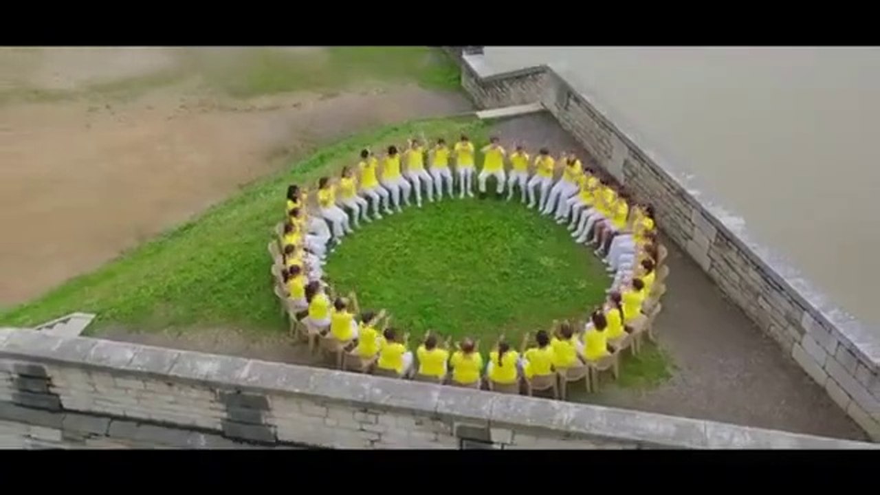 Des anneaux olympiques grandeur nature à Bayonne par le chœur des Colibris de Cambo-les-Bains