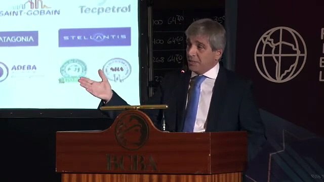 Luis Caputo habló en FIEL tras la baja del dólar y de la inflación