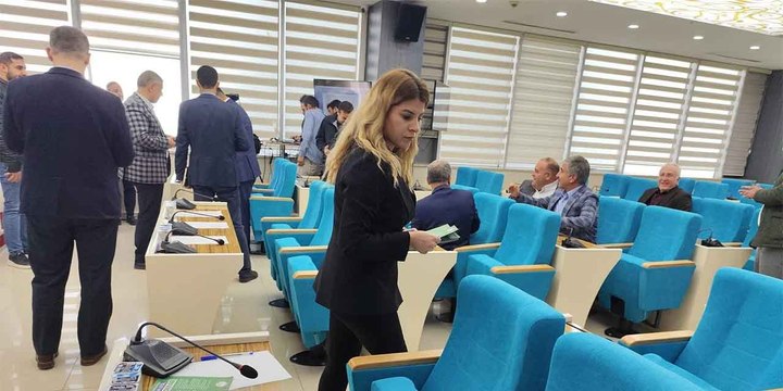 Urfa Belediye Meclisi'nde kayyım protestosu: 'Misafir' başkan alkışlarla karşılandı