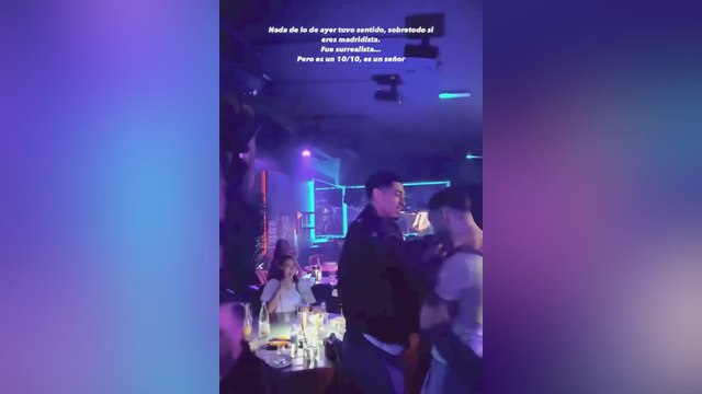 Un fan se encuentra con Bellingham en un local y su reacción explica a la perfección su carácter