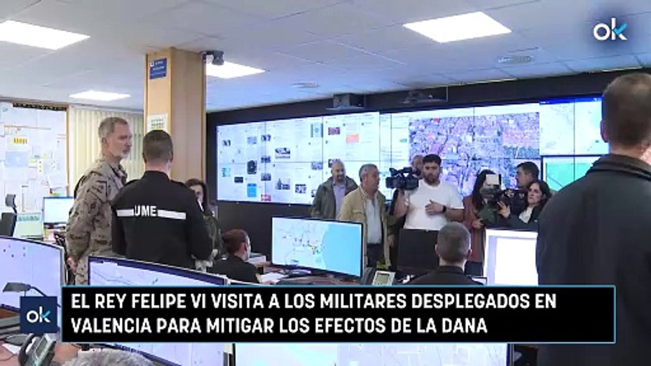 El Rey Felipe VI visita a los militares desplegados en Valencia para mitigar los efectos de la DANA