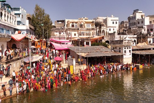 श्रद्धालुओं ने पुष्कर सरोवर मेें लगाई आस्था की डुबकी