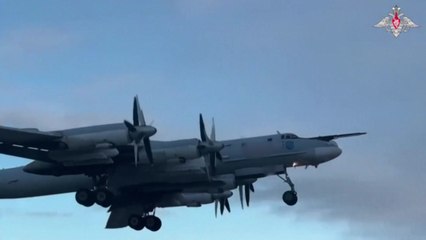 러시아 "북극해·흑해 공해상 전략폭격기 정기 비행" / YTN