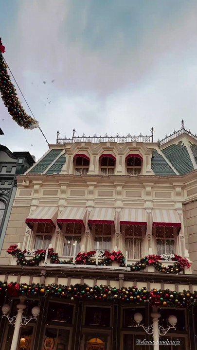 Estelle Lefébure dans un Disneyland Paris déjà pret pour Noel avec ses enfants, Instagram.