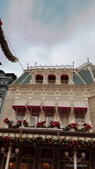 Estelle Lefébure dans un Disneyland Paris déjà pret pour Noel avec ses enfants, Instagram.