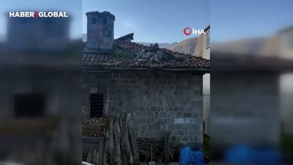 Rize'de deprem nedeniyle bazı evlerin çatılarında hasar oluştu