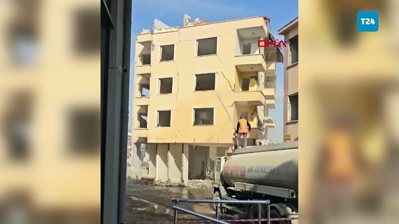 Ağır hasarlı bina, tazyikli su sıkılırken yıkıldı
