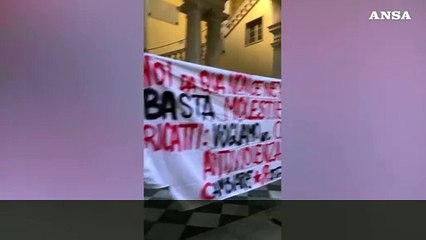 Studentesse incatenate al rettorato di Genova, "la lotta continua"