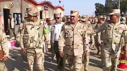 الفريق أحمد خليفة يتفقد عناصر القوات المسلحة المتمركزة شرق القناة