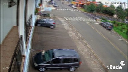 Vídeo mostra mulher salvando criança e sendo atropelada no Paraná