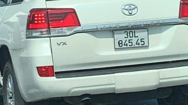 Phạt tài xế ô tô Land Cruiser ngang nhiên dán băng dính che biển số, chạy ẩu trên cao tốc | VTC Now