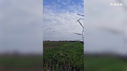 Fiumicino, serie di esplosioni dal motore di un aereo in decollo