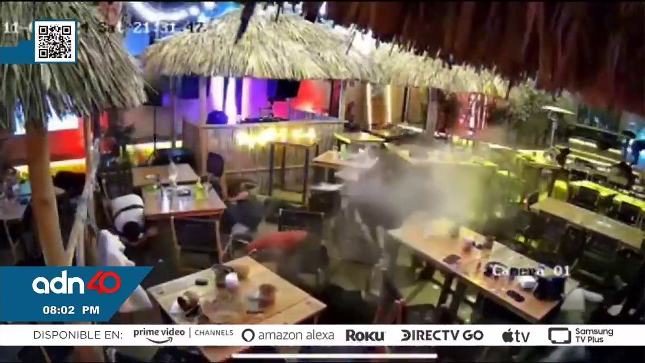 Colocan veladoras y flores afuera del bar "Los Cantaritos" en Queretaro