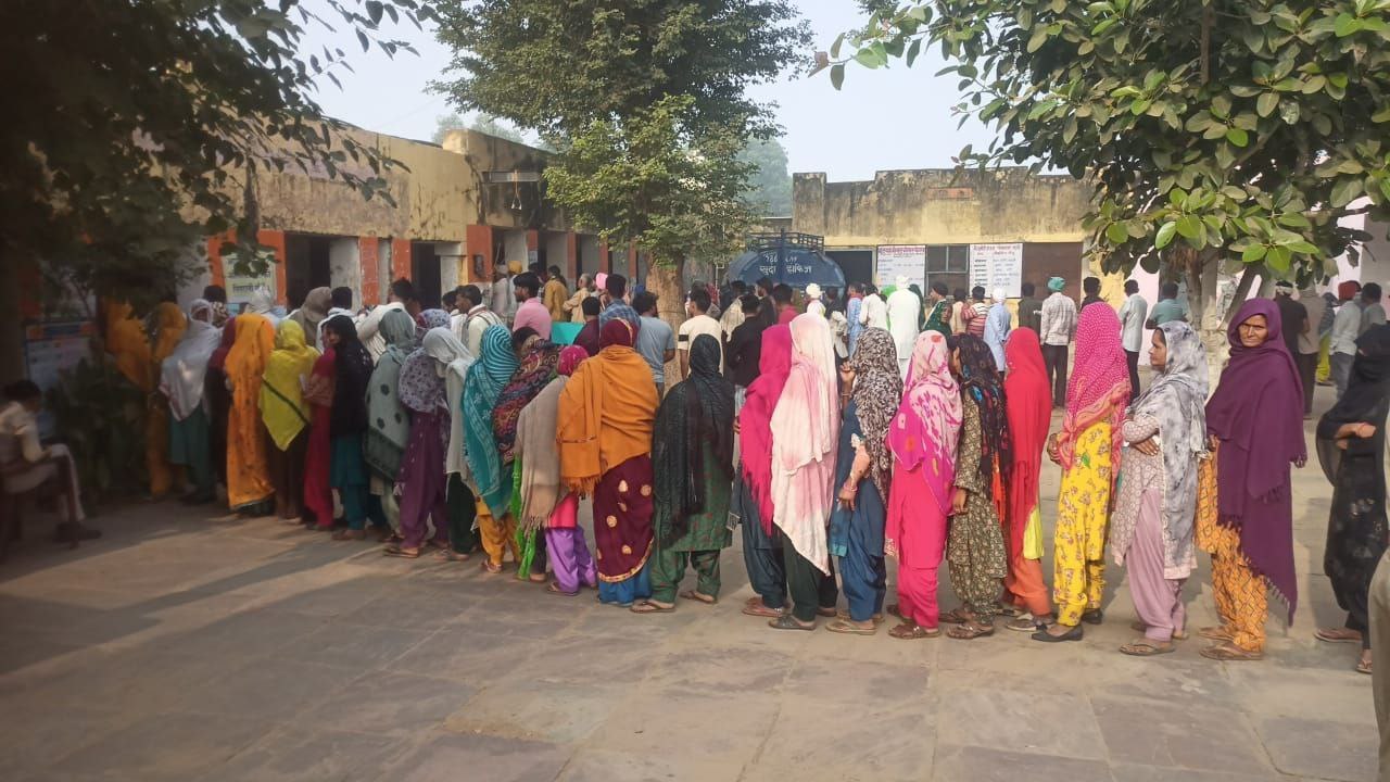रामगढ़ उपचुनाव: मतदान के लिए बूथों पर लग रही लम...