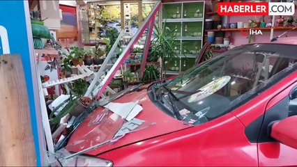 Otomobil Çiçekçi Dükkanına Girdi: Kaza Anı Kamerada