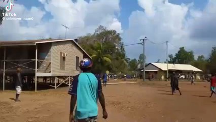 ❗️Retour à l'âge de pierre Dans le Territoire du Nord de Numbulwar, en Australie, un combat à la lance a eu lieu entre 2 grands groupes d'Aborigènes