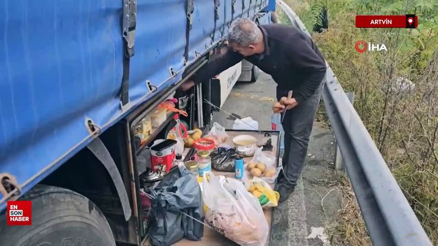 Sarp Sınır Kapısı'nda tırlar kilometrelerce kuyruk oluşturdu
