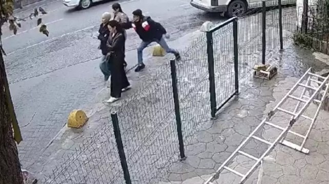 Beyoğlu’nda kapkaç anı saniye saniye böyle kaydedildi