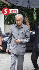 Dr M visits Daim's house to pay last respects
