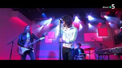 Un bug technique déstabilise Anne-Elisabeth Lemoine dans "C à vous"