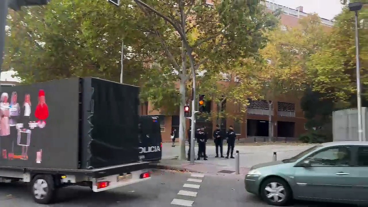 Así ha sido el despliegue de furgonetas contra Begoña Gómez a su llegada a la Asamblea