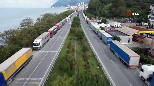 Sarp Sınır Kapısında tırlar kilometrelerce kuyruk oluşturdu