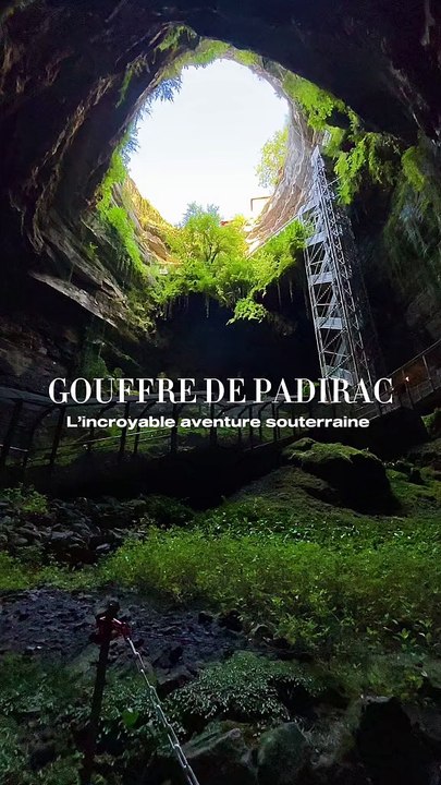 Le Gouffre de Padirac, c'est l'une des merveilles naturelles les plus impressionnantes de France. 🇫🇷   Situé dans le Lot, ce gigantesque trou béant de 35 mètres de diamètre et de 103 mètres de profondeur vous plonge dans un univers souterrain fascinant.