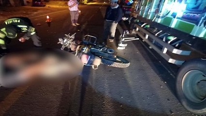 Motociclista y su acompañante mueren al chocar contra camión que hacía fila por combustible